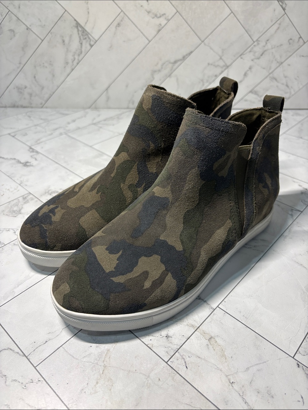 Blondo Women’s Waterproof Camouflage Suede Shoes Size 10